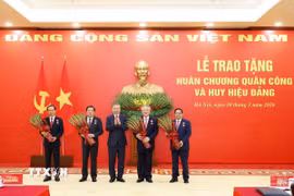 Tổng Bí thư Tô Lâm trao tặng Huân chương Quân công hạng Nhất cho các đồng chí: Phạm Minh Chính, Ủy viên Bộ Chính trị khóa XIII, Thủ tướng Chính phủ; Nguyễn Hòa Bình, Ủy viên Bộ Chính trị khóa XIII, Phó Thủ tướng Thường trực Chính phủ; Phan Đình Trạc, Ủy viên Bộ Chính trị, Bí thư Trung ương Đảng khóa XIII, nguyên Trưởng ban Nội chính Trung ương; Nguyễn Văn Nên, Ủy viên Bộ Chính trị khóa XIII, Thường trực Tiểu ban Văn kiện Đại hội XIV của Đảng. (Ảnh: Thống Nhất/TTXVN)