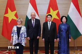 Chủ tịch nước Lương Cường và Phu nhân đón Tổng thống Hungary Sulyok Tamas và Phu nhân dự tiệc chiêu đãi. (Ảnh: Lâm Khánh/TTXVN)
