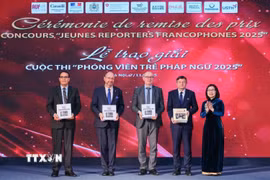 Phó Tổng giám đốc TTXVN Đoàn Thị Tuyết Nhung tặng các ấn phẩm sách ảnh "100 năm Báo chí cách mạng Việt Nam" và "80 năm Thông tấn xã Việt Nam." (Ảnh: Hoàng Hiếu/TTXVN)