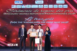 Nhóm thí sinh Nguyễn Vũ Linh và Trịnh Đức Anh, đến từ Trường Đại học Ngoại thương đã xuất sắc giành Giải Nhất cuộc thi Phóng viên trẻ Pháp ngữ 2025 với tác phẩm “Dáng hình của âm thanh: Từ cảm xúc đến con người.” (Ảnh: Hoàng Hiếu/TTXVN)