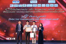 Nhóm thí sinh Nguyễn Vũ Linh và Trịnh Đức Anh, đến từ Trường Đại học Ngoại thương đã xuất sắc giành Giải Nhất cuộc thi Phóng viên trẻ Pháp ngữ 2025 với tác phẩm “Dáng hình của âm thanh: Từ cảm xúc đến con người.” (Ảnh: Hoàng Hiếu/TTXVN)