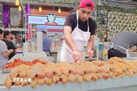 Quầy bán thịt gà tại một chợ dân sinh ở Thủ đô Mexico City. (Ảnh: Phi Hùng/TTXVN)