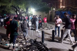 Hiện trường vụ giẫm đạp bên ngoài sân vận động ở bang Karnataka, Ấn Độ ngày 4/6. (Ảnh: REUTERS/TTXVN)