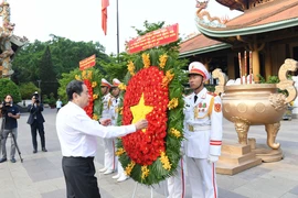 Chủ tịch Quốc hội Trần Thanh Mẫn dâng hoa tại Đền tưởng niệm Liệt sỹ Bến Dược, Thành phố Hồ Chí Minh. (Nguồn: Báo Đại biểu Nhân dân)