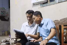 Cán bộ xã đến từng hộ dân tuyên truyền và lấy ý kiến nhân dân về chủ trương sáp nhập thôn. (Ảnh minh họa: Anh Thùy/TTXVN)