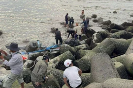 Lực lượng chức năng tổ chức tìm kiếm thuyền viên mất tích. (Nguồn: VOV)