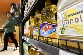 Dầu ăn được bày bán tại cửa hàng ở Bắc Kinh, Trung Quốc. (Ảnh: Kyodo/TTXVN)