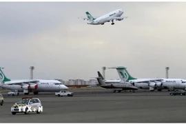 Các máy bay tại sân bay ở Iran. (Ảnh: IRNA/TTXVN)