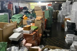 Các sản phẩm là phụ kiện thời trang giả mạo các nhãn hiệu. (Ảnh: Tổng cục Quản lý Thị trường)