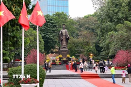 Tượng đài Vua Lý Thái Tổ bên hồ Hoàn Kiếm. (Ảnh: Thanh Tùng/TTXVN)