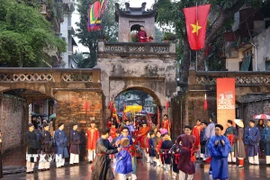 Trong không khí trang nghiêm và linh thiêng, hàng trăm người dân, nghệ sĩ, các thành viên cộng đồng văn hóa trong trang phục truyền thống tạo thành đoàn rước lễ tiến vào khu vực 36 phố phường, như một nghi thức loan báo tin mừng: mùa xuân mới đã trở về với Kinh kỳ. (Ảnh: Thanh Tùng/TTXVN)