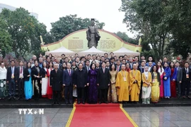 Chủ tịch nước Lương Cường và Phu nhân cùng các đại biểu trước tượng đài Vua Lý Thái Tổ. (Ảnh: Lâm Khánh/TTXVN)