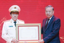 Tổng Bí thư Tô Lâm trao Huân chương Hồ Chí Minh tặng Lực lượng tình báo Công an nhân dân. (Ảnh: Thống Nhất/TTXVN)