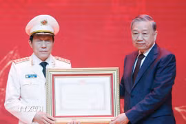 Tổng Bí thư Tô Lâm trao Huân chương Hồ Chí Minh tặng Lực lượng tình báo Công an nhân dân. (Ảnh: Thống Nhất/TTXVN)