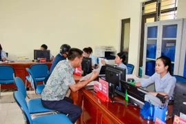 Thực hiện thủ tục hành chính tại Trung tâm phục vụ hành chính công đặc khu Cô Tô, tỉnh Quảng Ninh. (Nguồn: Truyền thông và Văn hóa Cô Tô)