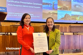 Bà Lidia Brito, Trợ lý Tổng Giám đốc UNESCO phụ trách Khoa học tự nhiên, trao cho Đại sứ Nguyễn Thị Vân Anh, Trưởng Phái đoàn thường trực Việt Nam bên cạnh UNESCO, Bằng công nhận trao Công viên địa chất Lạng Sơn của Việt Nam là Công viên địa chất toàn cầu UNESCO. (Ảnh : Thu Hà/Vietnam+)