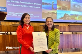 Bà Lidia Brito, Trợ lý Tổng Giám đốc UNESCO phụ trách Khoa học tự nhiên, trao cho Đại sứ Nguyễn Thị Vân Anh, Trưởng Phái đoàn thường trực Việt Nam bên cạnh UNESCO, Bằng công nhận trao Công viên địa chất Lạng Sơn của Việt Nam là Công viên địa chất toàn cầu UNESCO. (Ảnh : Thu Hà/Vietnam+)