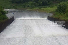 Công ty TNHH Một thành viên Khai thác thủy lợi Thái Nguyên vận hành xả nước qua tràn hồ Núi Cốc. (Nguồn: Cổng thông tin điện tử UBND tỉnh Thái Nguyên)