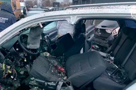 Hiện trường vụ nổ bom khiến Trung tướng quân đội Nga Fanil Sarvarov thiệt mạng. (Nguồn: AP)