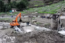 Lực lượng cứu hộ khắc phục hậu quả lũ lụt tại vùng Gilgit-Baltistan, miền Bắc Pakistan, ngày 24/7. (Ảnh: THX/TTXVN)