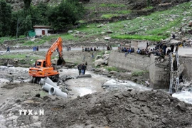 Lực lượng cứu hộ khắc phục hậu quả lũ lụt tại vùng Gilgit-Baltistan, miền Bắc Pakistan, ngày 24/7. (Ảnh: THX/TTXVN)