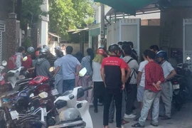 Người dân bàng hoàng sau vụ án mạng nghiêm trọng xảy ra. (Nguồn: Báo Pháp luật)