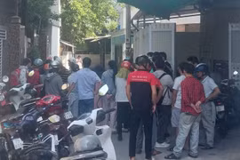 Người dân bàng hoàng sau vụ án mạng nghiêm trọng xảy ra. (Nguồn: Báo Pháp luật)