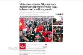 Bài báo đăng ngày 2/9/2025 trên Tờ The Independent (Anh) mô tả chi tiết Lễ kỷ niệm, diễu binh, diễu hành hành dưới sự cổ vũ nồng nhiệt của người dân trong sắc áo cờ đỏ sao vàng. (Ảnh: Minh Hợp/TTXVN)