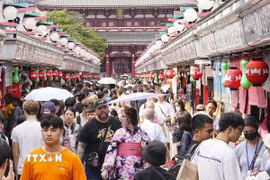 Khách du lịch tại phố mua sắm ở Tokyo, Nhật Bản. (Ảnh: Kyodo/TTXVN)