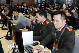 Phóng viên tác nghiệp tại Trung tâm Báo chí Đại hội XIII của Đảng. (Ảnh: TTXVN)