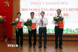 Ông Nghiêm Xuân Thành, Bí thư Tỉnh ủy Khánh Hòa, trao quyết định bổ nhiệm nhân sự thuộc Ban Thường vụ Tỉnh ủy quản lý. (Ảnh: Công Thử/TTXVN)