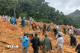 Cán bộ, chiến sỹ Công an tỉnh Tuyên Quang phối hợp cùng các lực lượng tìm kiếm 4 nạn nhân mất tích trong lũ lụt do hoàn lưu bão số 10 tại thôn Má Lầu A, xã Lũng Cú, tỉnh Tuyên Quang. (Ảnh: TTXVN phát)