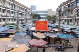 Toàn cảnh chung cư Vĩnh Hội (phường Vĩnh Hội) bao gồm lô A, B, C được xây dựng từ trước 1975 được xác định tình trạng cấp D - nguy hiểm bởi tình trạng xuống cấp nặng. (Ảnh: Thanh Vũ/TTXVN)