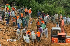 Lực lượng cứu nạn, cứu hộ tìm thấy thi thể chị Hầu Thị Dính tại thôn Mã Lầu A, xã Lũng Cú (Tuyên Quang). (Ảnh: TTXVN phát)