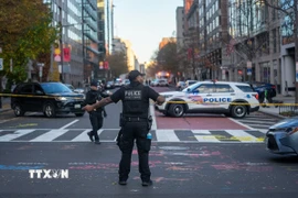 Cảnh sát phong tỏa hiện trường vụ nổ súng gần Nhà Trắng, Washington, D.C., Mỹ, ngày 26/11. (Ảnh: THX/TTXVN)