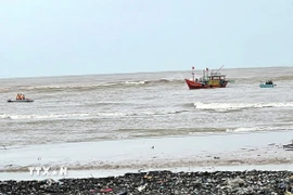 Lực lượng chức năng tìm kiếm ngư dân mất tích. (Ảnh: TTXVN phát)