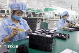 Một dây chuyền sản xuất linh kiện điện tử. (Ảnh: Đồng Thúy/TTXVN)