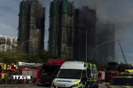 Hiện trường vụ cháy quần thể chung cư ở quận Tai Po, Hong Kong (Trung Quốc) (Ảnh: Mạc Luyện//TTXVN)