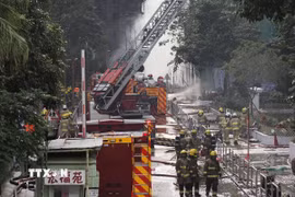 Hiện trường vụ cháy chung cư tại Hong Kong (Trung Quốc), ngày 27/11. (Ảnh: THX/TTXVN)
