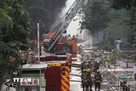 Hiện trường vụ cháy chung cư tại Hong Kong (Trung Quốc), ngày 27/11. (Ảnh: THX/TTXVN)