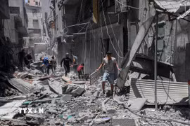 Cảnh đổ nát tại thành phố Gaza sau các cuộc không kích của Israel. (Ảnh: THX/TTXVN)
