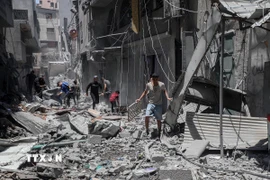 Cảnh đổ nát tại thành phố Gaza sau các cuộc không kích của Israel. (Ảnh: THX/TTXVN)