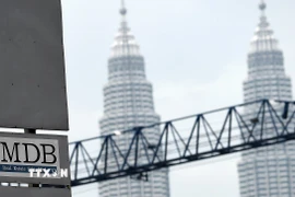 Biển quảng cáo Quỹ đầu tư nhà nước Malaysia (1MDB) bên ngoài một tòa nhà ở Kuala Lumpur, Malaysia, ngày 8/7/2015. (Ảnh: AFP/TTXVN)