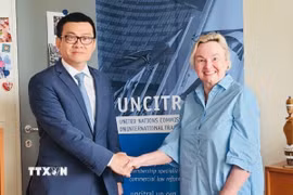Đại sứ Vũ Lê Thái Hoàng và bà Anna Joubin-Bret, Thư ký Ủy ban Luật Thương mại Quốc tế của Liên hợp quốc (UNCITRAL). (Ảnh TTXVN phát)