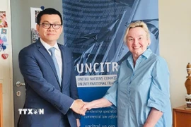 Đại sứ Vũ Lê Thái Hoàng và bà Anna Joubin-Bret, Thư ký Ủy ban Luật Thương mại Quốc tế của Liên hợp quốc (UNCITRAL). (Ảnh TTXVN phát)
