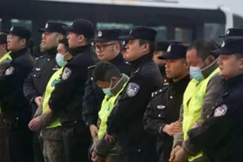 Các đối tượng bị tình nghi liên quan tới các vụ lừa đảo viễn thông được bàn giao về nước. (Nguồn: China Daily)