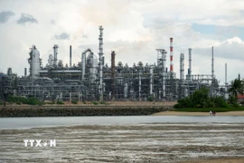Một nhà máy lọc dầu ở Pulau Bukom, Singapore. (Ảnh: THX/TTXVN)