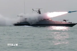 Hải quân Iran tham gia tập trận tại eo biển Hormuz ngày 16/2. (Ảnh: Anadolu Agency/TTXVN)