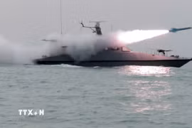 Hải quân Iran tham gia tập trận tại eo biển Hormuz ngày 16/2. (Ảnh: Anadolu Agency/TTXVN)
