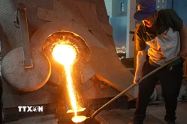 Công nhân làm việc tại nhà máy sản xuất đồng ở tỉnh Hà Bắc, Trung Quốc. (Ảnh: THX/TTXVN)